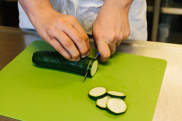 Courgette in plakjes snijden